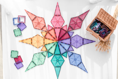 Connetix tiles stervorm patroon in pastelkleuren met rieten opbergmand vol grote magnetische tegels