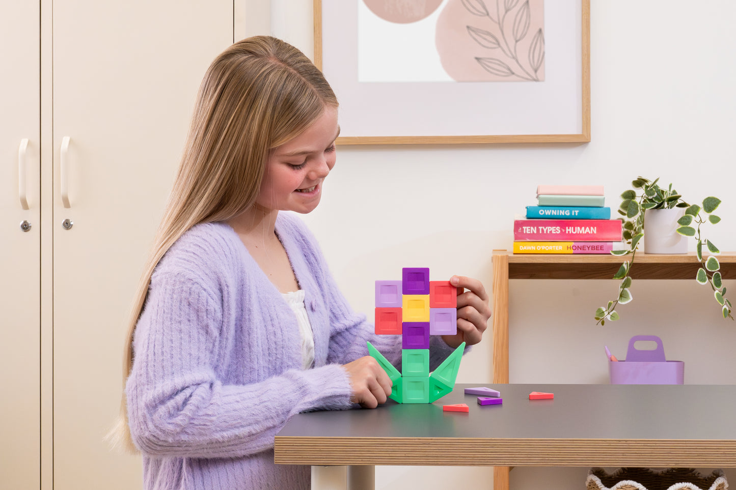 Meisje bouwt hoge bloementoren met Connetix PRO magnetische tegels, creatief magneten speelgoed