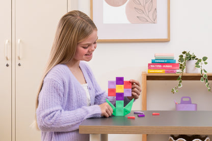 Meisje bouwt hoge bloementoren met Connetix PRO magnetische tegels, creatief magneten speelgoed