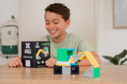 Connetix PRO bouwspeelgoed vanaf 8 jaar: kind bekijkt instructies achter gebouwd magnetisch voertuig