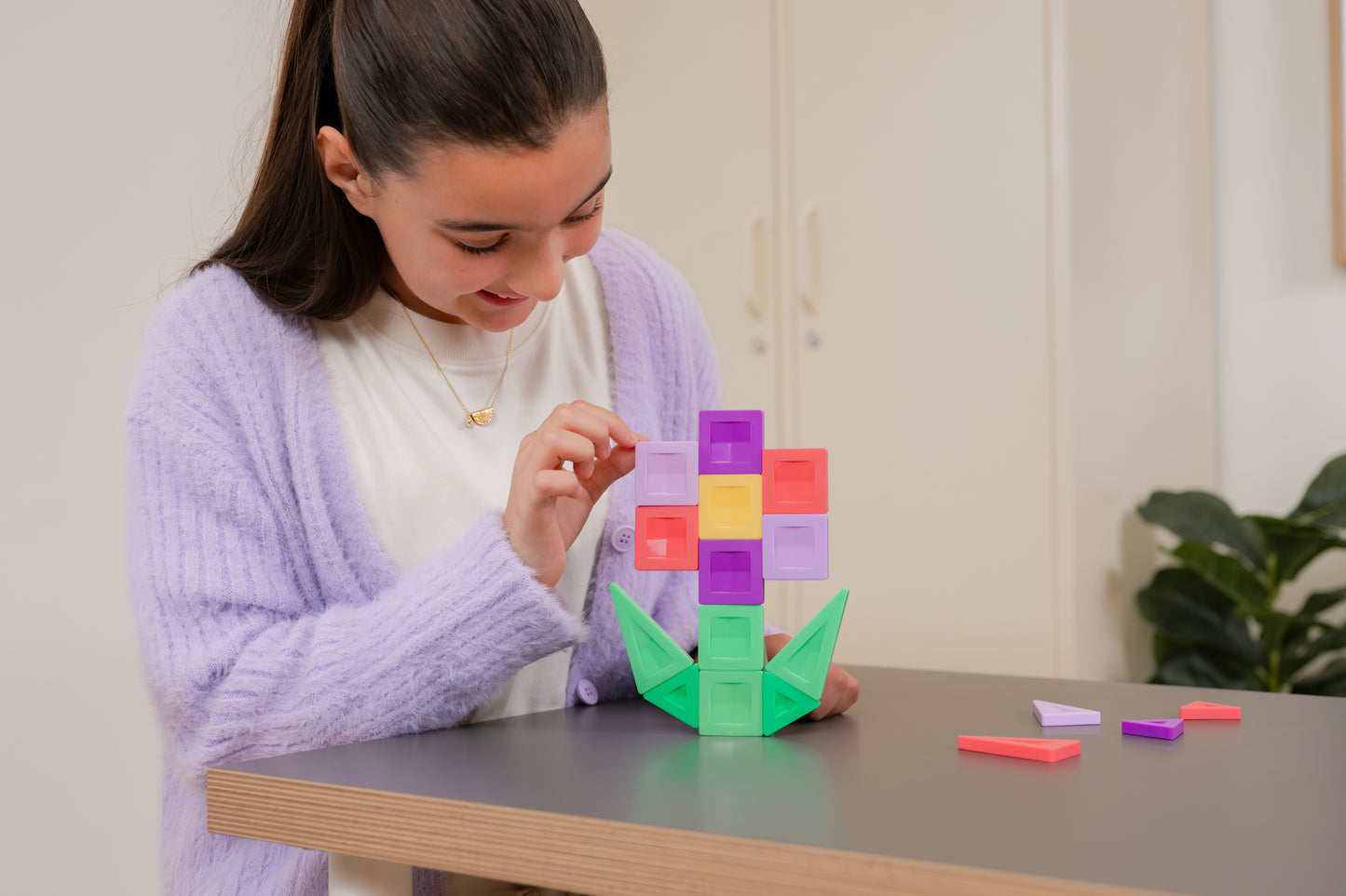 Tiener bouwt bloem met Connetix PRO magnetische tegels, bouwspeelgoed voor volwassenen en kidults
