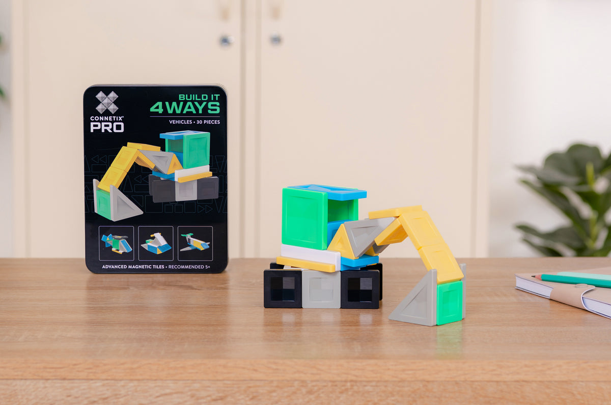 Connetix PRO Build It 4 Ways magnetisch voertuig gebouwd met gekleurde tegels naast zwarte verpakking