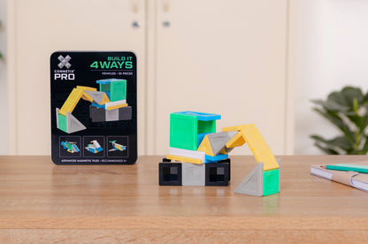 Connetix PRO Build It 4 Ways magnetisch voertuig gebouwd met gekleurde tegels naast zwarte verpakking