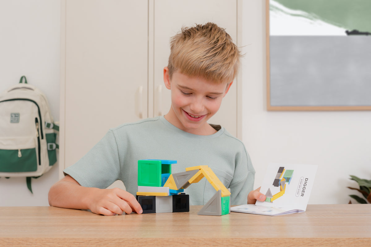 Connetix PRO Build It 4 Ways: kind volgt instructieboekje en bouwt voertuigen met magnetische tegels