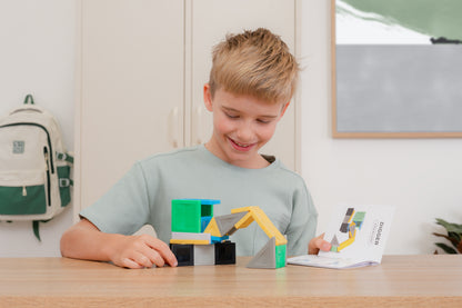 Connetix PRO Build It 4 Ways: kind volgt instructieboekje en bouwt voertuigen met magnetische tegels