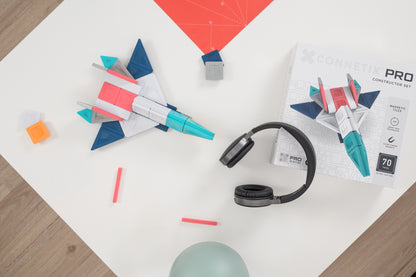 Bovenaanzicht bureau met Connetix PRO Constructor Set 70pc doos en magnetisch vliegtuig van magneet tegels