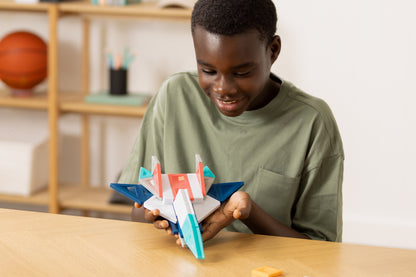 Jongen bewondert een ruimteschip gebouwd met de Connetix PRO Constructor Set 70pc, magnetisch speelgoed