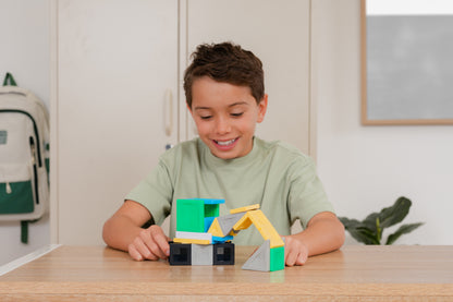 Connetix PRO magnetische tegels educatief speelgoed: kind bouwt graafmachine met gekleurde magneten