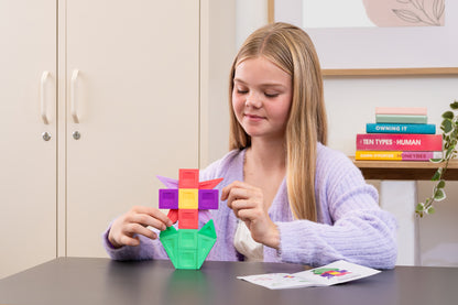 Meisje bouwt bloem met Connetix PRO magnetische tegels, educatief STEM speelgoed voor gevorderde bouwers
