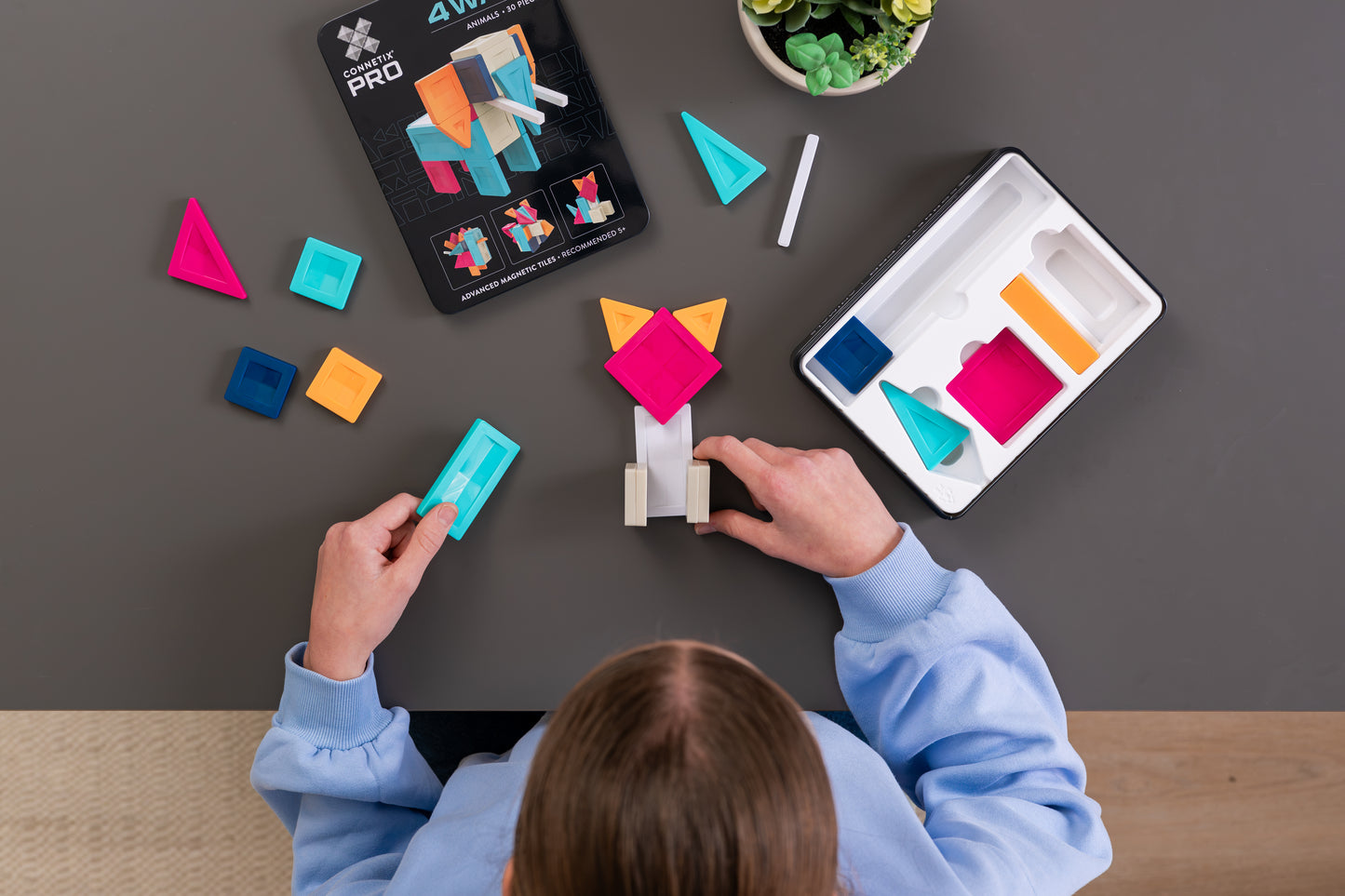 Connetix PRO magnetisch speelgoed bovenaanzicht met kind dat creatief dieren bouwt aan tafel
