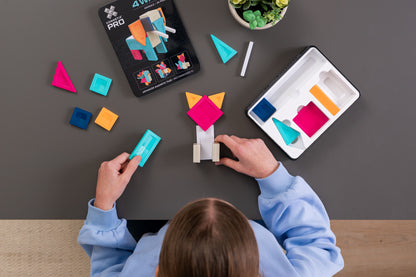 Connetix PRO magnetisch speelgoed bovenaanzicht met kind dat creatief dieren bouwt aan tafel