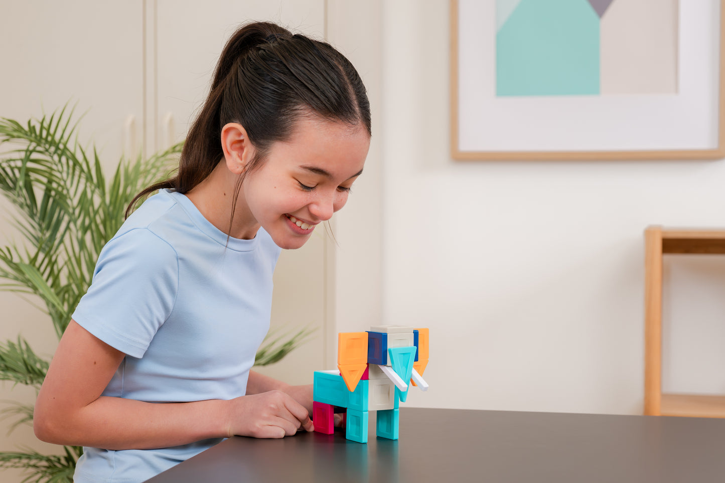 Connetix PRO magnetische tegels kind speelt met creatief gebouwd dier in moderne interieur