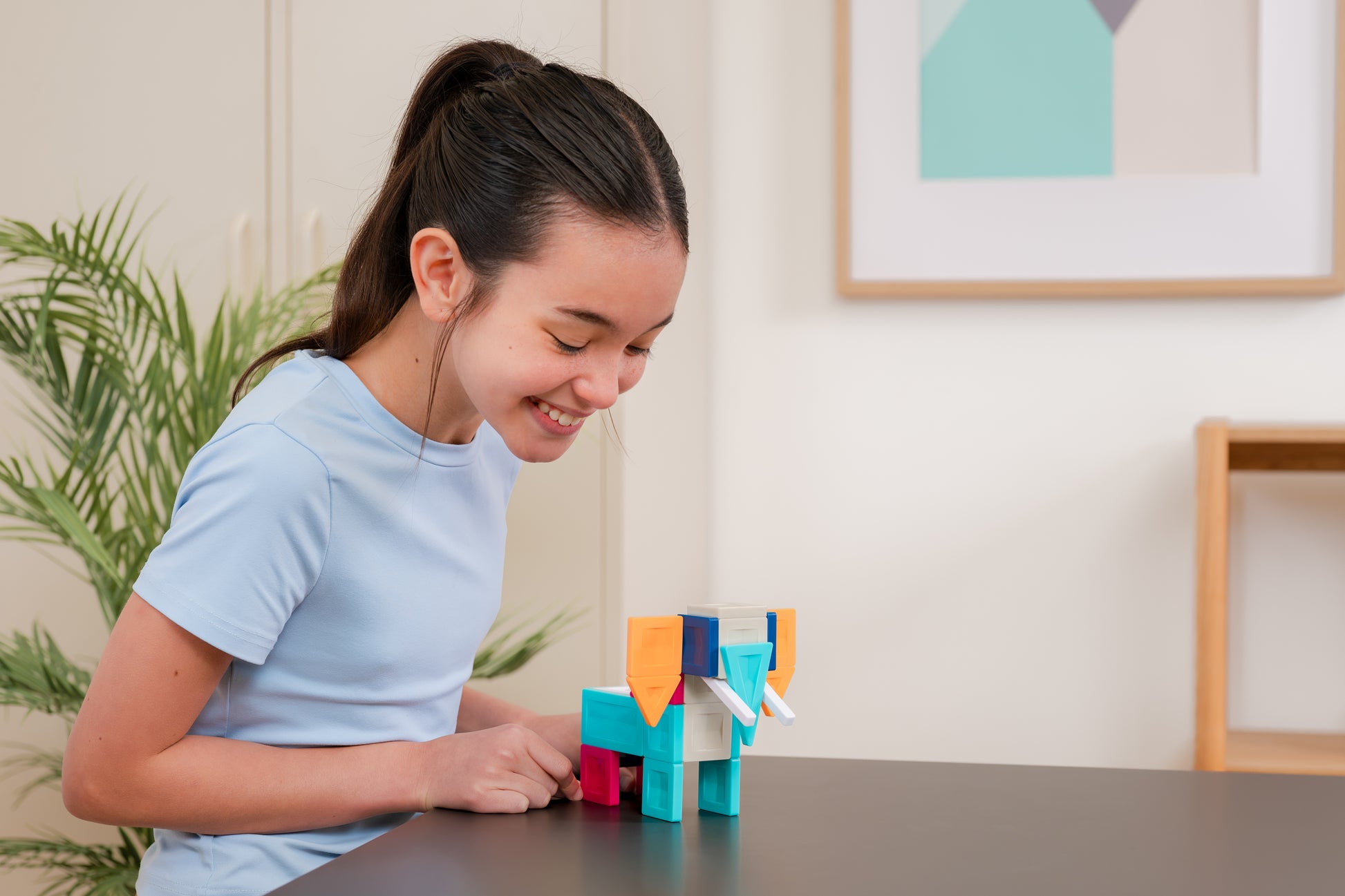 Connetix PRO magnetische tegels kind speelt met creatief gebouwd dier in moderne interieur