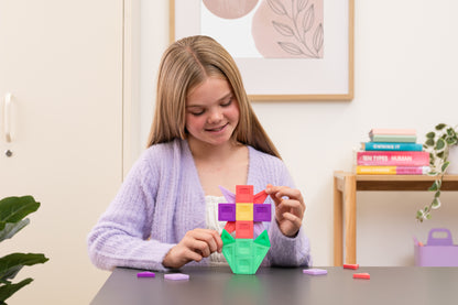 Kind bouwt kleurrijke bloem met Connetix PRO magnetische tegels, open ended speelgoed voor creativiteit