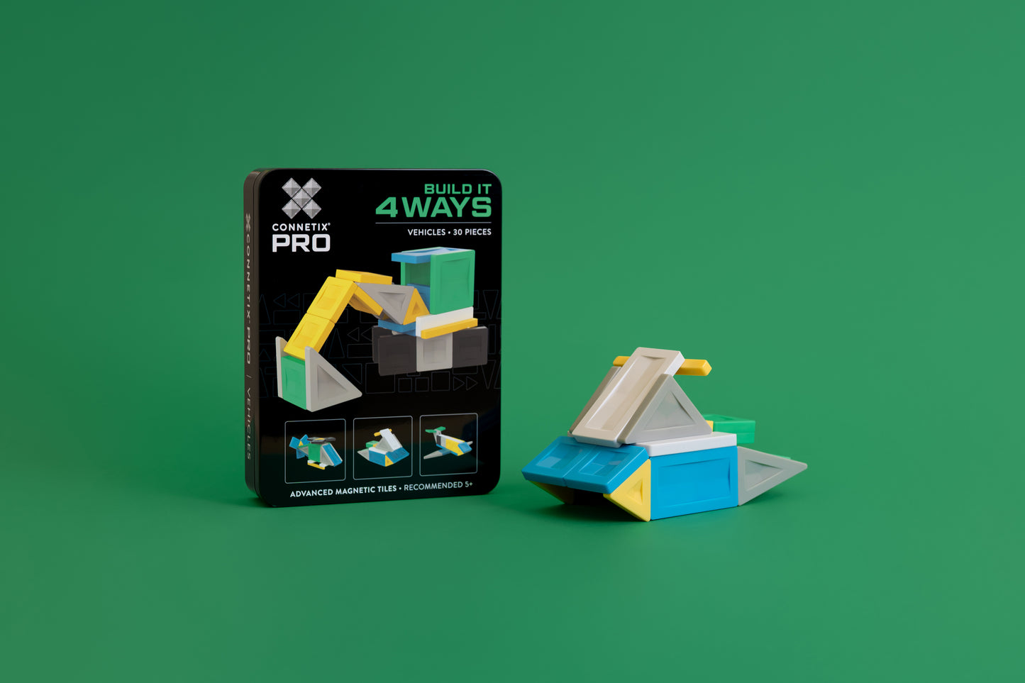 Connetix PRO Build It 4 Ways ruimteschip gebouwd met Smart Spin technologie op groene achtergrond