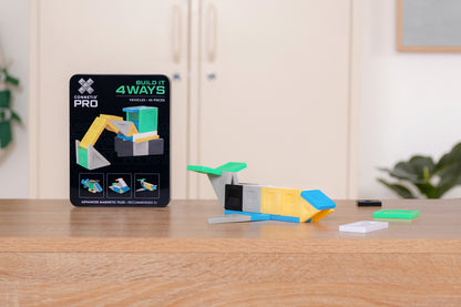 Connetix PRO Vehicles Pack: helikopter gebouwd met gekleurde magnetische tegels naast zwarte verpakking