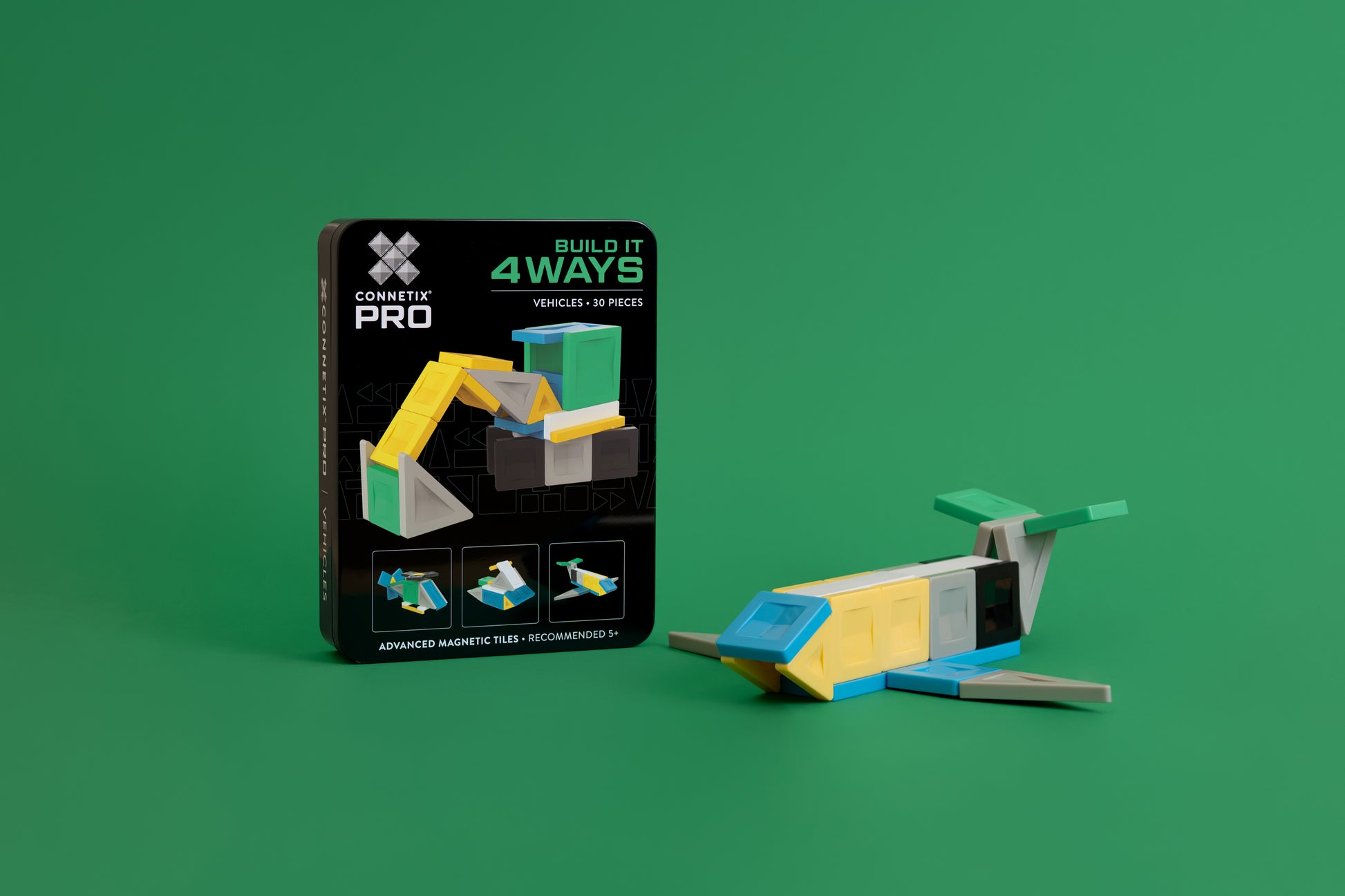 Connetix PRO Vehicles Pack met geel ruimteschip gebouwd uit magnetische tegels op groene studiofoto