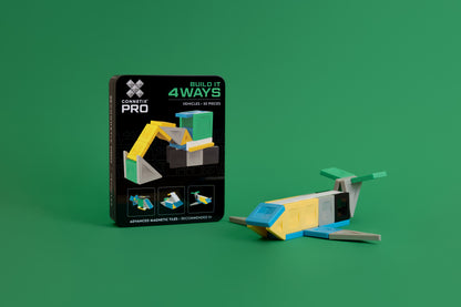 Connetix PRO Vehicles Pack met geel ruimteschip gebouwd uit magnetische tegels op groene studiofoto