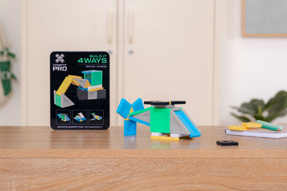 Connetix PRO magnetisch bouwspeelgoed: kleurrijk vliegtuig met blauwe en groene Connetix tiles