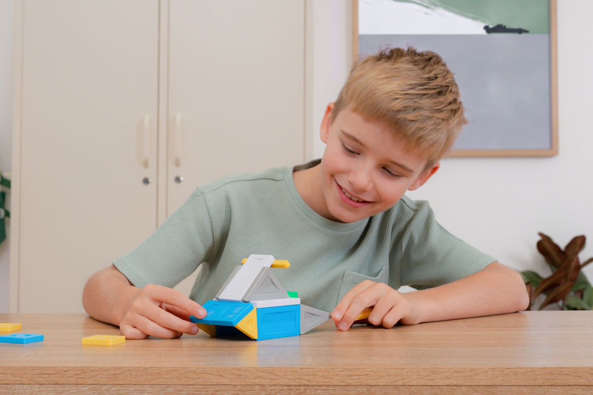 Connetix PRO Build It Vehicles Pack: kind bouwt graafmachine met magnetische tegels, STEM speelgoed