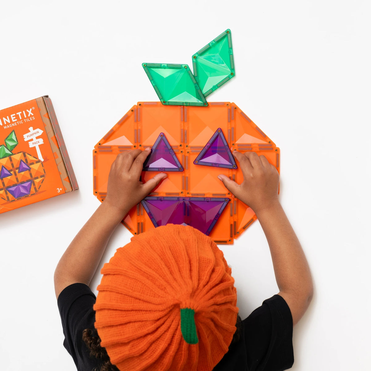 Kind speelt met Connetix Halloween Pumpkin Pack pompoen knutselen magnetisch speelgoed tegels