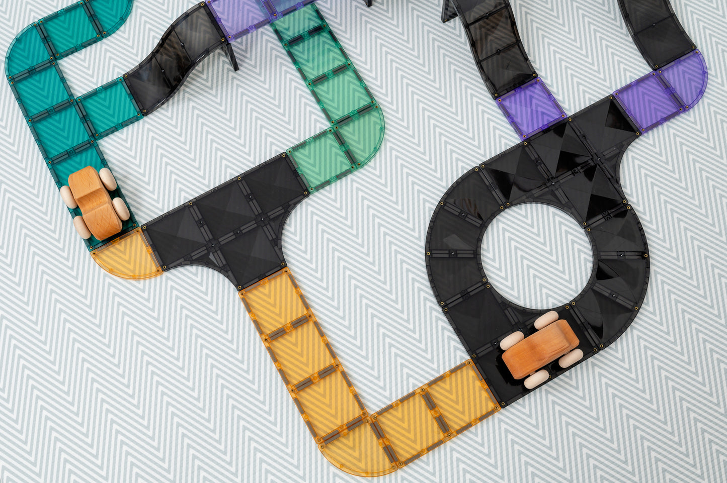 Connetix racebaan bovenaanzicht gekleurde tegels met houten auto's creatieve baan configuratie detail