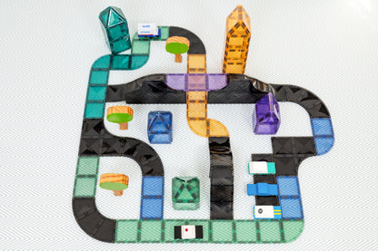 Connetix racebaan bovenaanzicht uitgebreide configuratie met gekleurde tegels, torens en houten accessoires