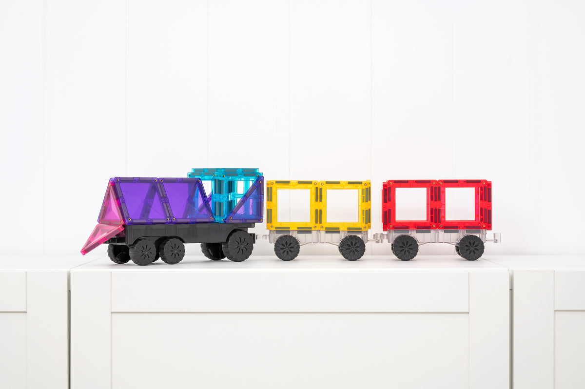 Connetix racebaan trein met paarse, gele en rode wagons - zijaanzicht magnetische tegels op wit