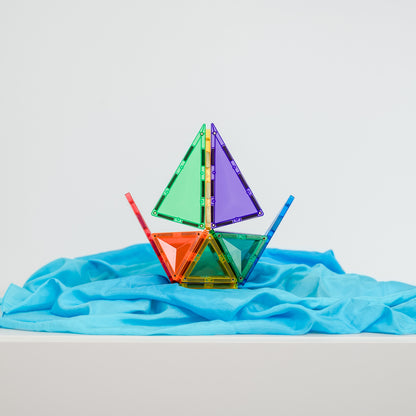 Connetix rainbow boot constructie magneet speelgoed driehoeken op blauwe stof achtergrond