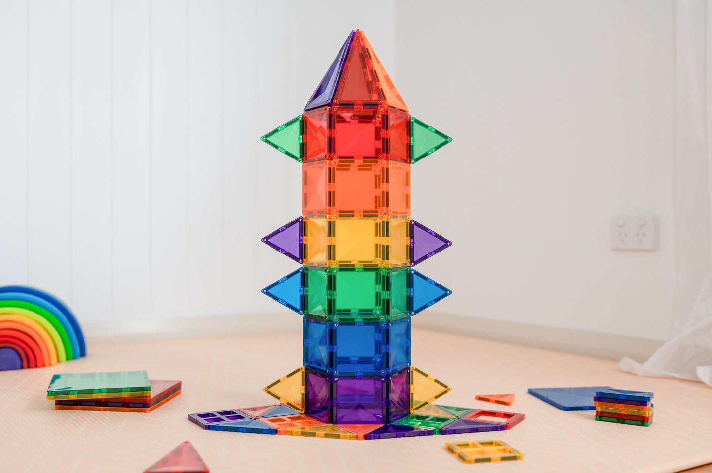 Connetix Rainbow Creative Pack 102pc – hoge regenboogtoren van magnetische bouwstenen op kindertafel