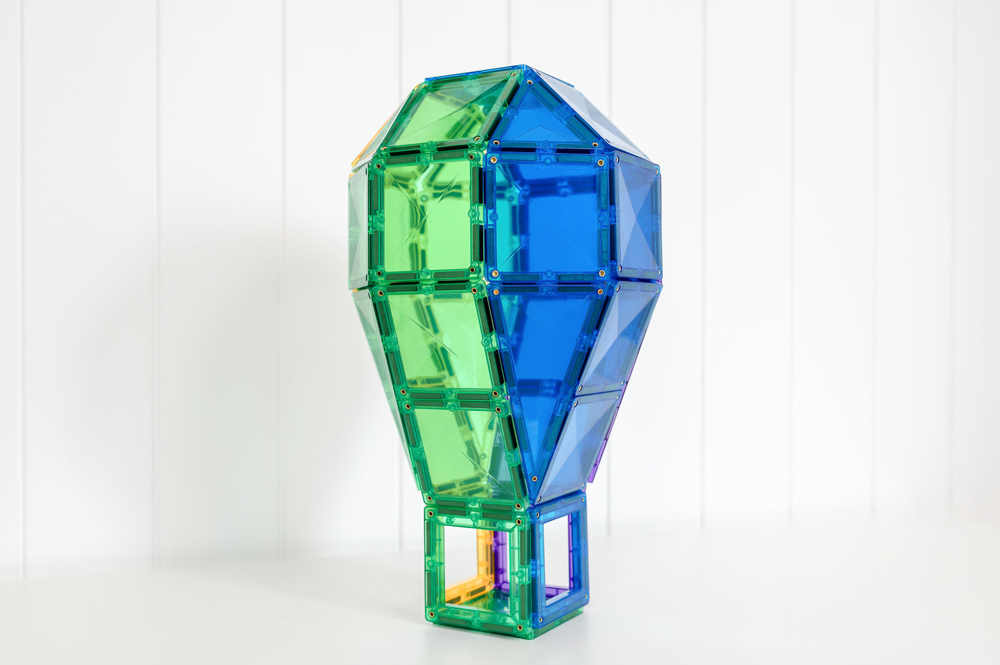 Connetix Rainbow Creative Pack 102pc – luchtballon gebouwd van groene en blauwe magnetische tegels
