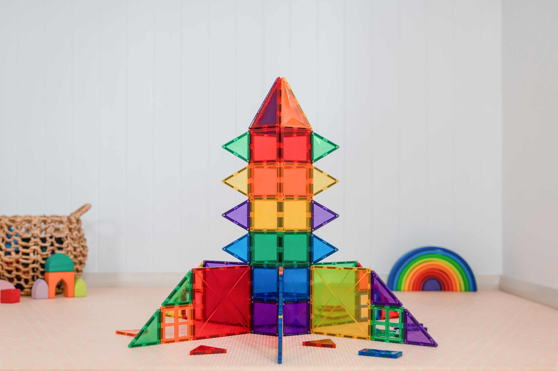 Connetix Rainbow Creative Pack 102pc – raket van magnetisch speelgoed in regenboogkleuren op kindertafel