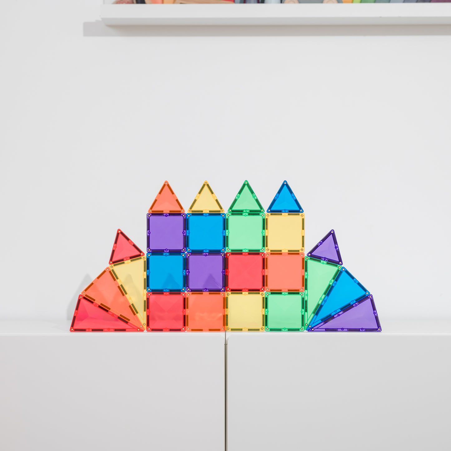 Connetix rainbow magneet speelgoed pauw constructie met tegels op witte achtergrond plat