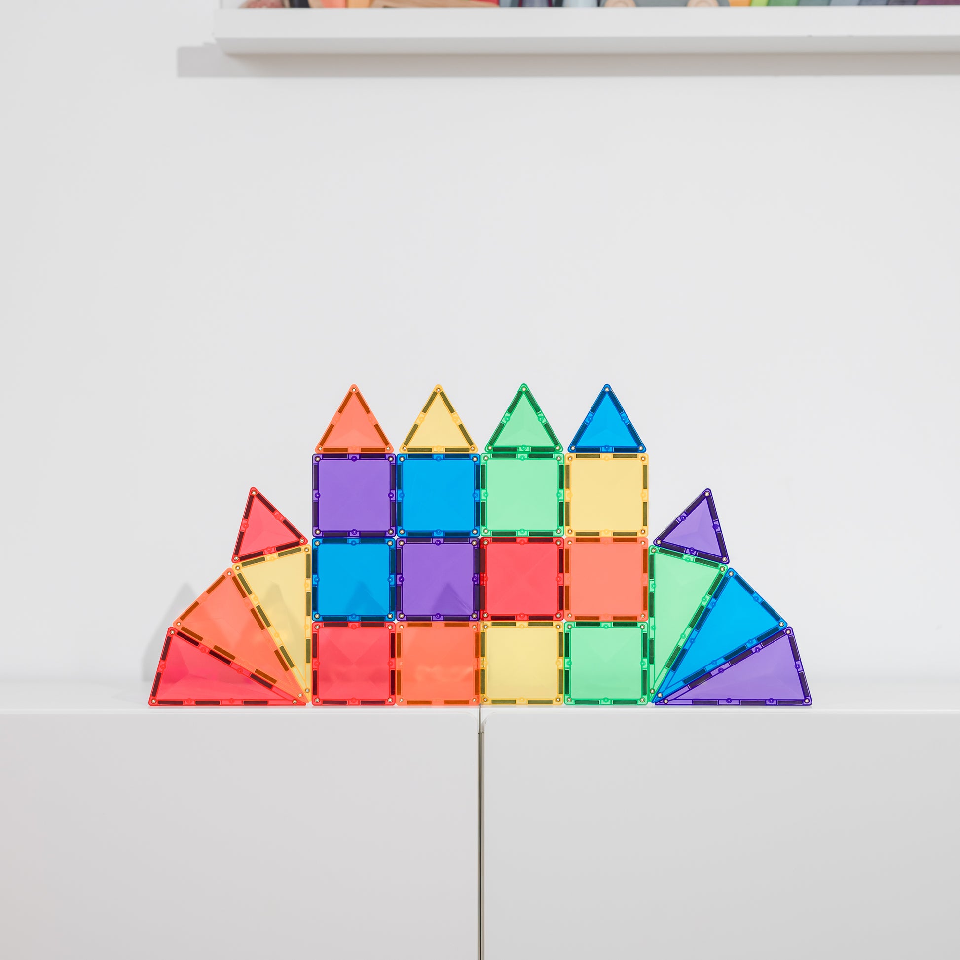 Connetix rainbow magneet speelgoed pauw constructie met tegels op witte achtergrond plat