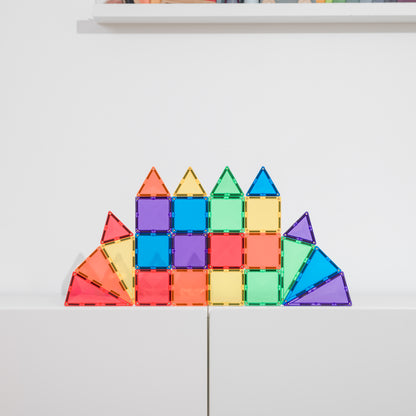 Connetix rainbow magneet speelgoed pauw constructie met tegels op witte achtergrond plat