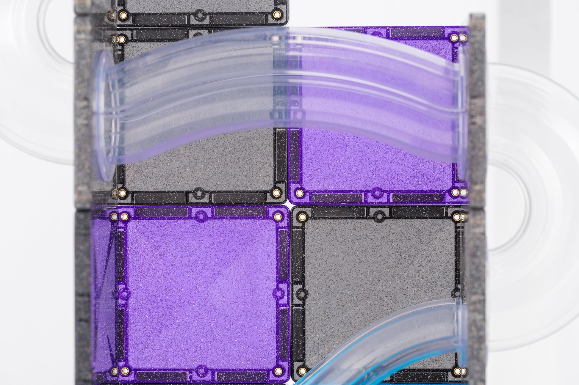 Connetix rainbow magneet tegels close-up met paarse en grijze glitter afwerking en transparante banen