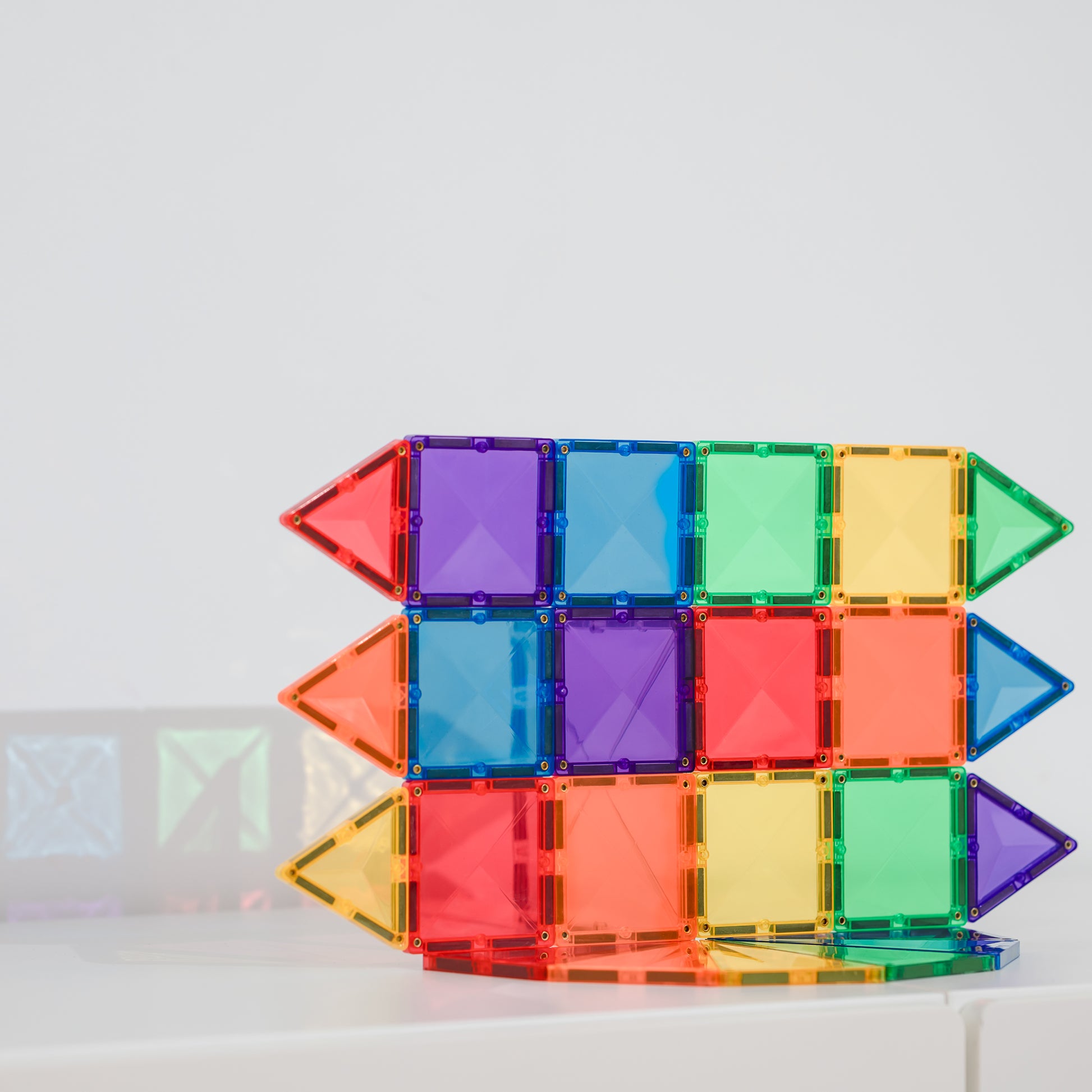 Connetix rainbow magneet tegels vis constructie bovenaanzicht reflectie witte achtergrond