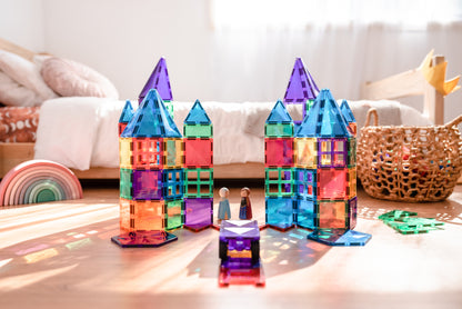 Connetix Rainbow Mega Pack 212pc: kleurrijk kasteel van connetix tiles met houten poppetjes en auto op kinderkamervloer