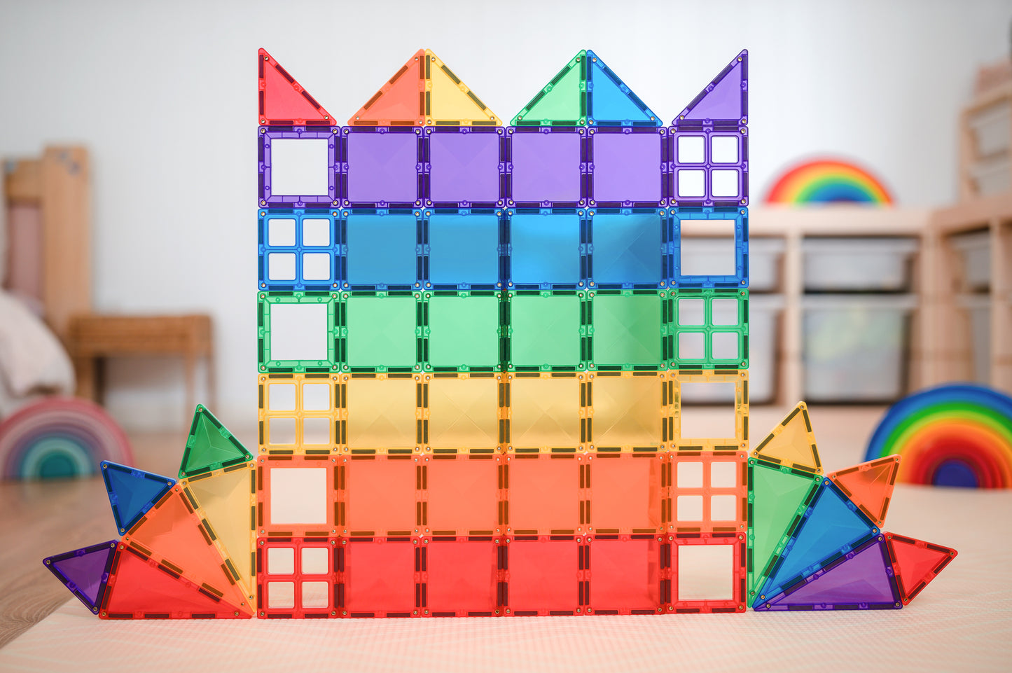 Kleurrijke regenboogmuur gebouwd met Connetix Rainbow Starter Pack 60pc magnetische tegels in speelkamer