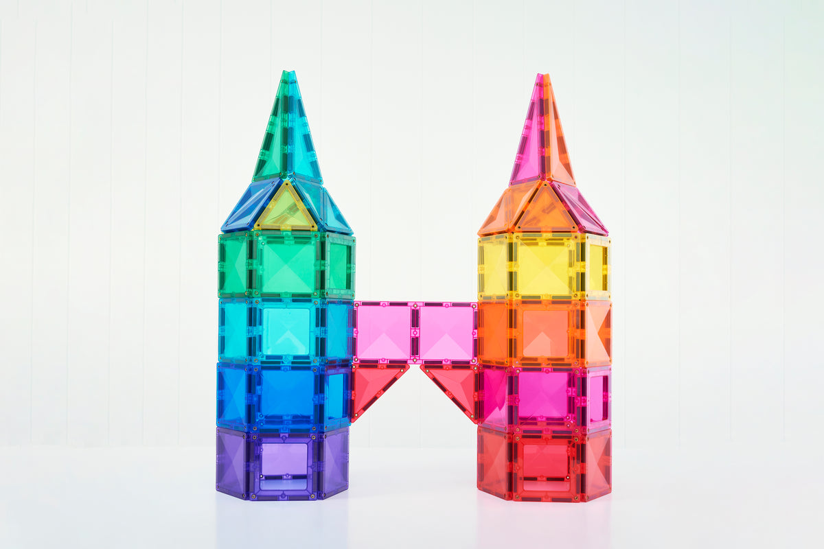 Connetix Bright Creative Pack 104 torens gebouwd met regenboog magnetische tegels op wit