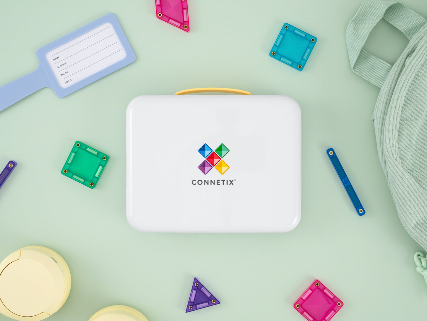 Connetix travel mini pack bovenaanzicht koffer met kleurrijke magnetische tiles en accessoires
