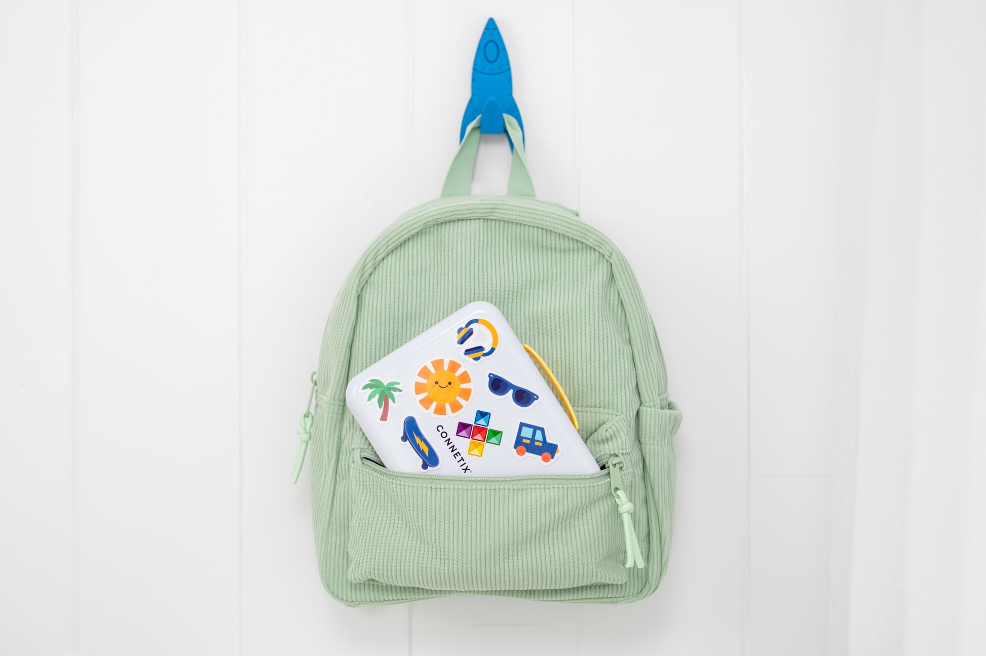 Connetix travel mini pack in groene kinderrugzak met blauwe raket en vakantie stickers zichtbaar