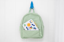 Connetix travel mini pack in groene kinderrugzak met blauwe raket en vakantie stickers zichtbaar