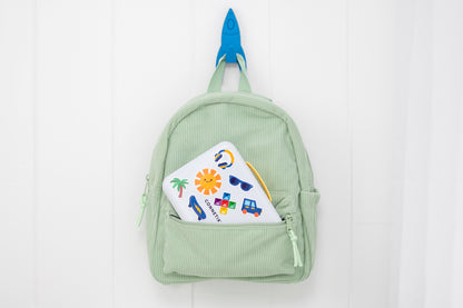 Connetix travel mini pack in groene kinderrugzak met blauwe raket en vakantie stickers zichtbaar