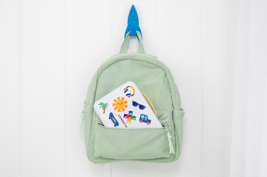 Connetix travel mini pack in groene kinderrugzak met blauwe raket en vakantie stickers zichtbaar