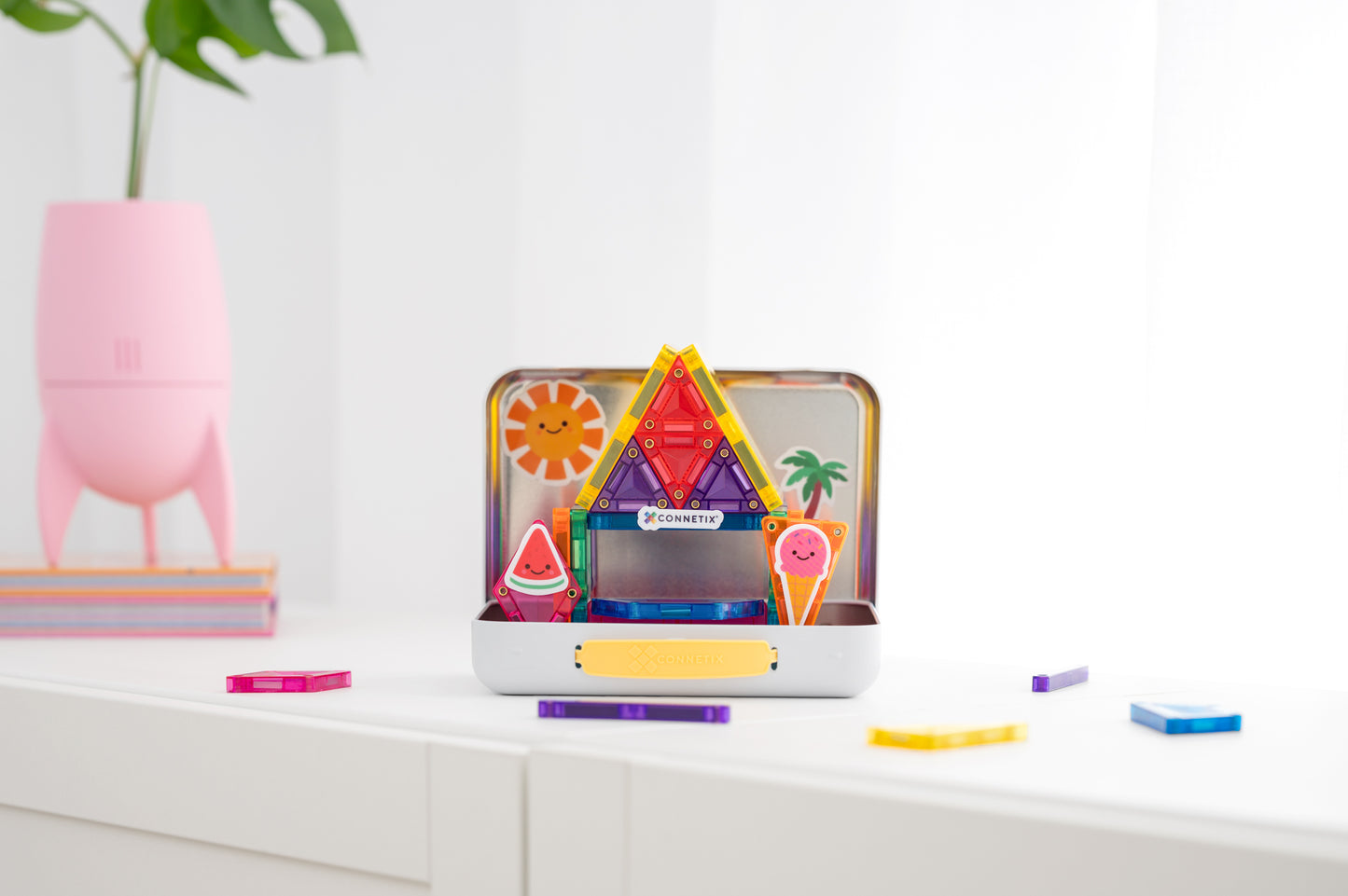 Connetix travel mini pack huisje in koffer met stickers palmboom zonnetje watermeloen open op tafel