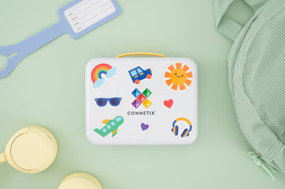 Connetix travel mini pack bovenaanzicht koffer met vakantie stickers regenboog zon en voertuigen