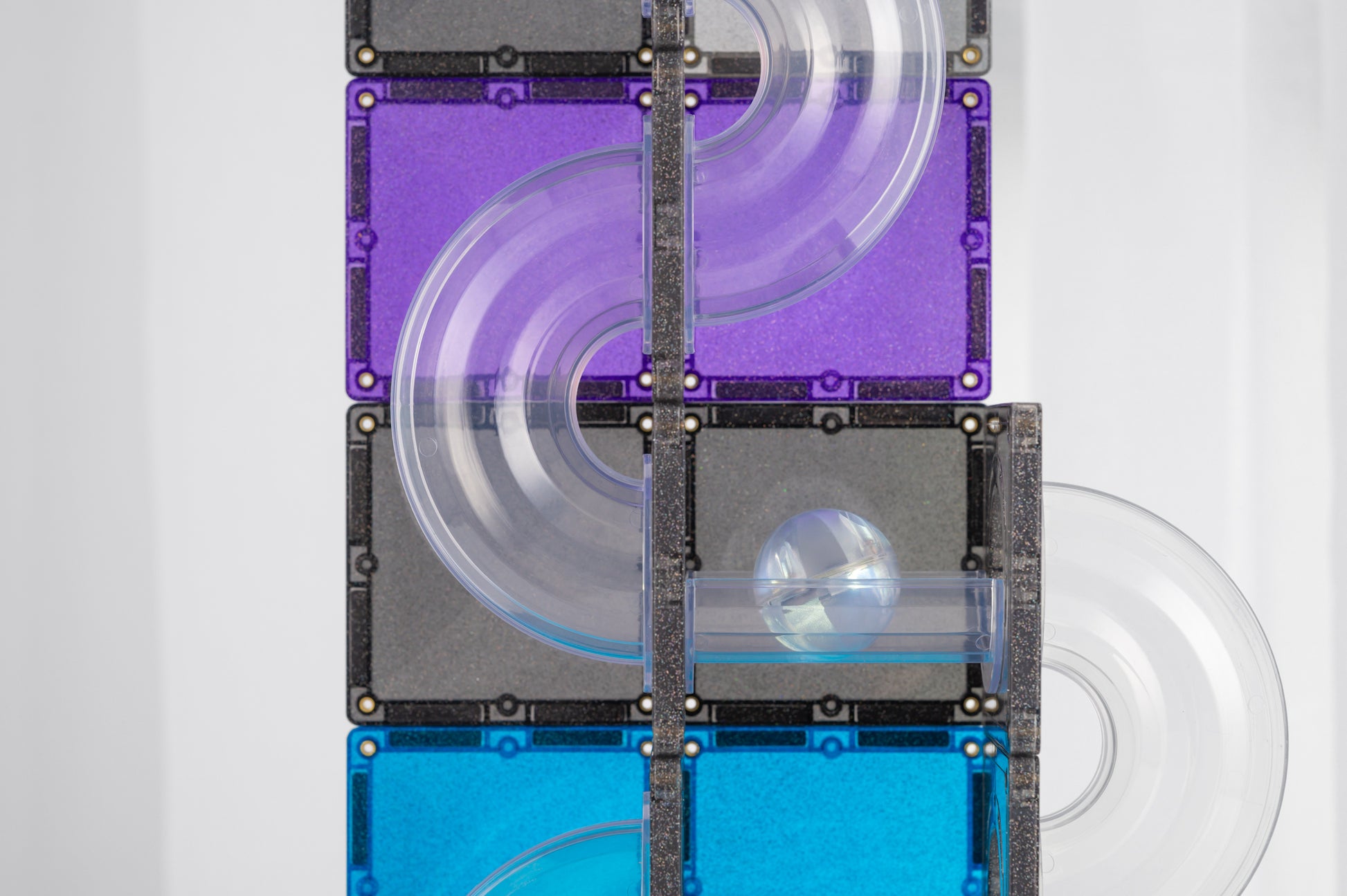 Connetix space knikkerbaan detail met paarse, blauwe en grijze magneet tegels en transparante baan