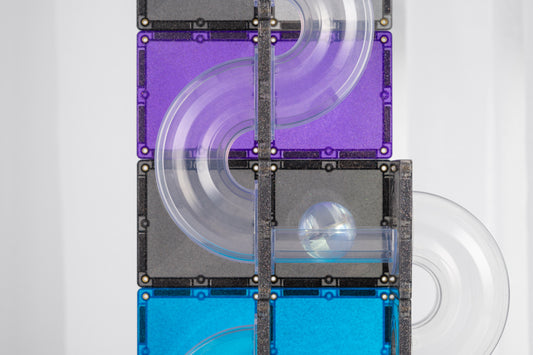 Connetix space knikkerbaan detail met paarse, blauwe en grijze magneet tegels en transparante baan
