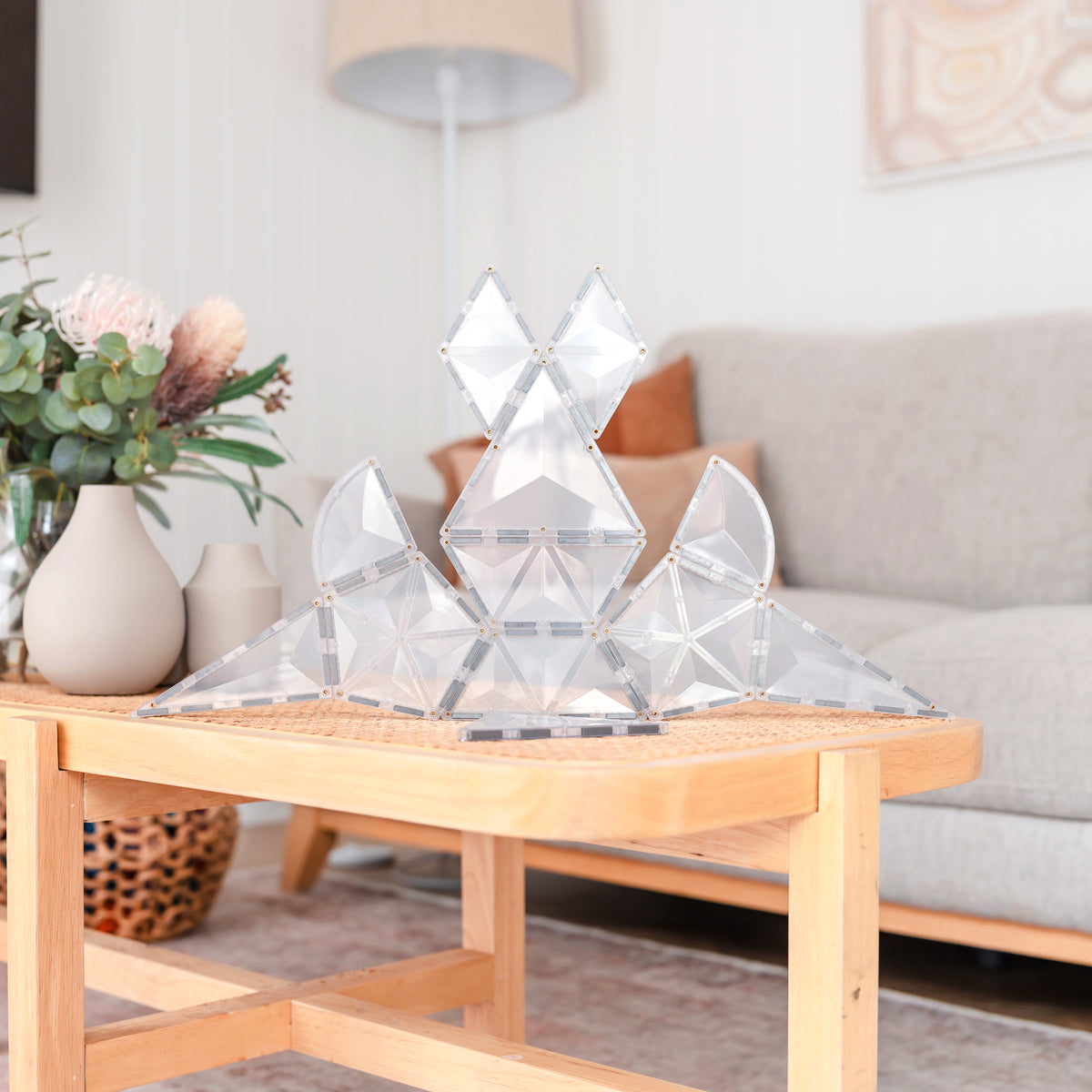Connetix speelgoed clear tegels kasteel constructie op houten tafel in moderne kinderkamer